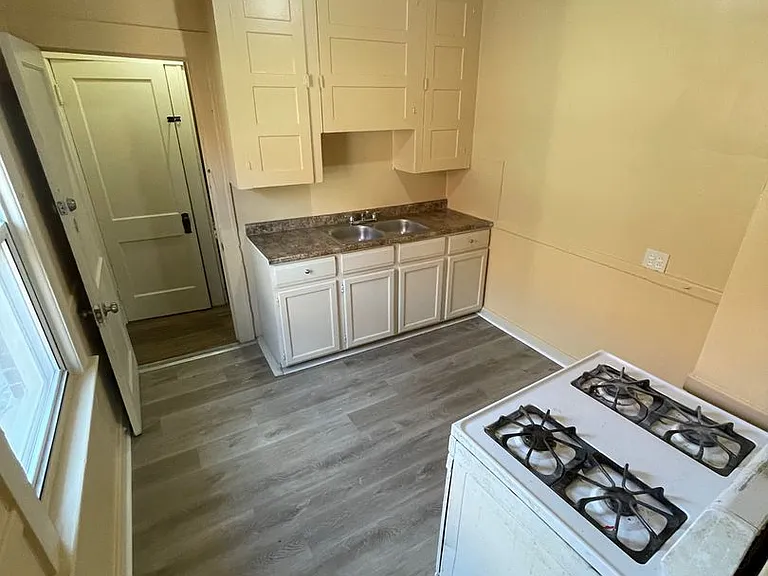 2950-52 Kendall Ave — Photo 2