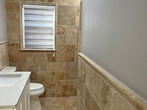 4th image of 204 Buena Vista St