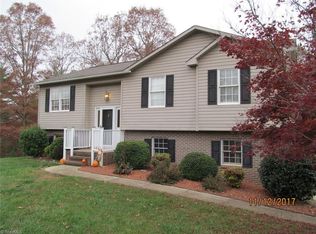 139 Woodbridge Dr, Mount Airy, NC 27030