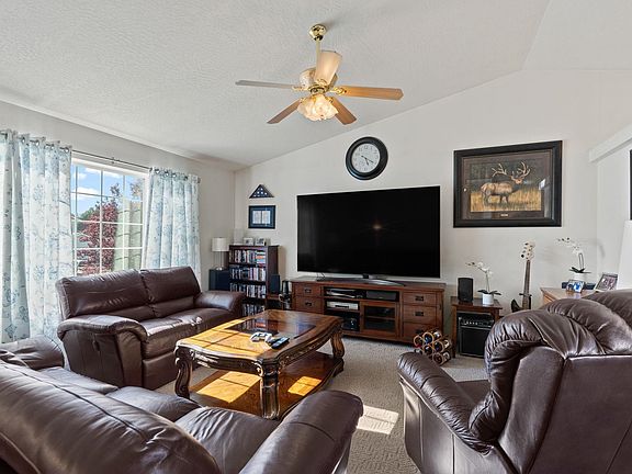 5th image of 3205 Meadow Glen Ln