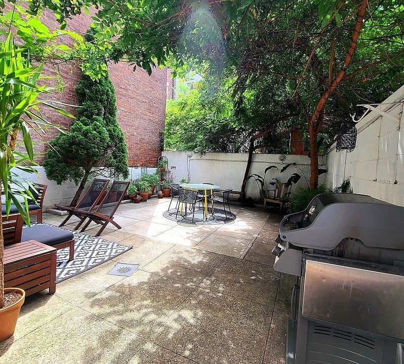 1st image of 140 W 76th St