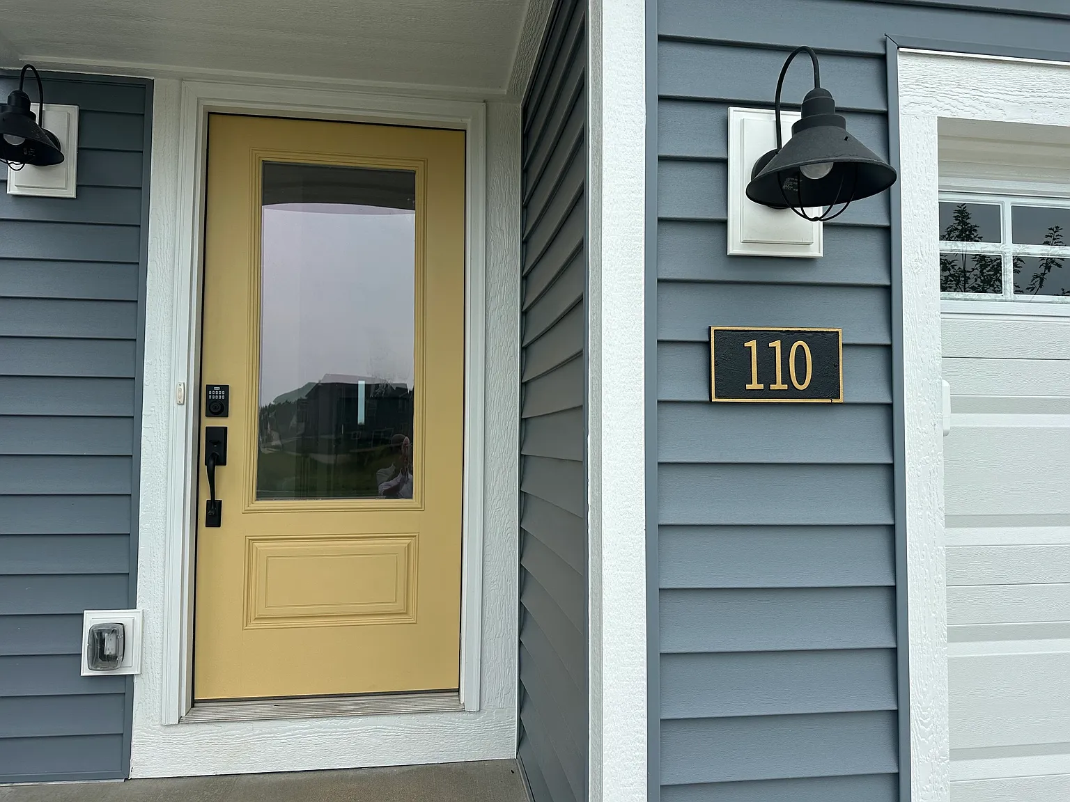3 bed, 2.5 bath, 1374 sqft, $2,400 — Photo 2