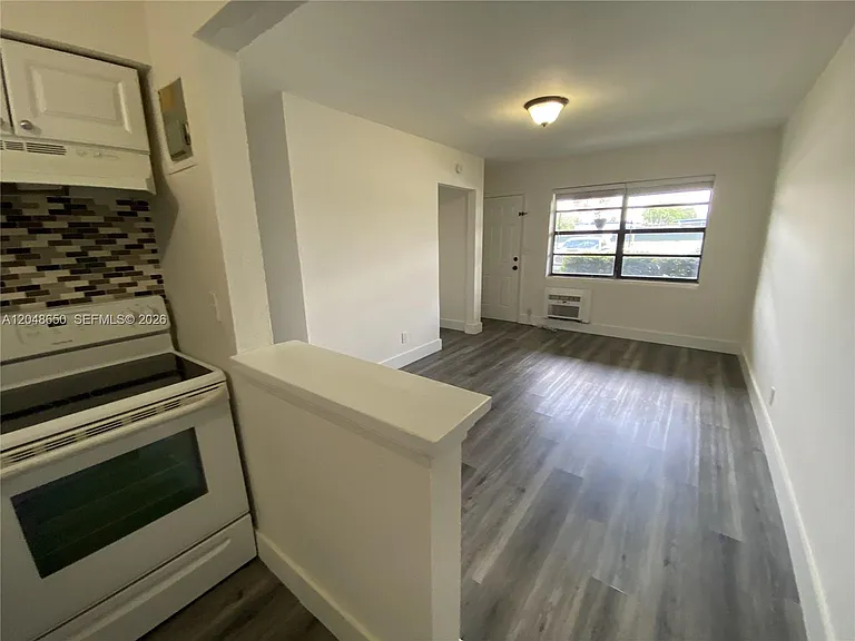 380 SE 12th Ave #2 — Photo 11