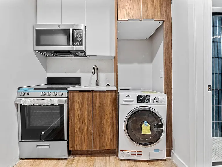 570 9th Ave #4R — Photo 4
