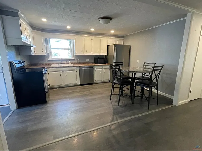 44 Circle Dr — Photo 3