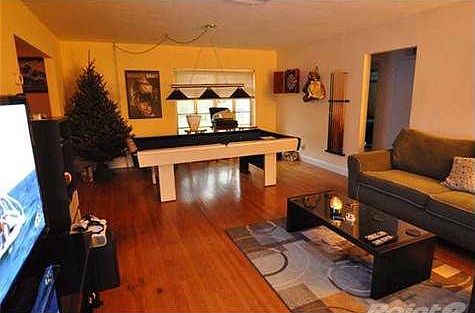 4th image of 555 NE 93rd St