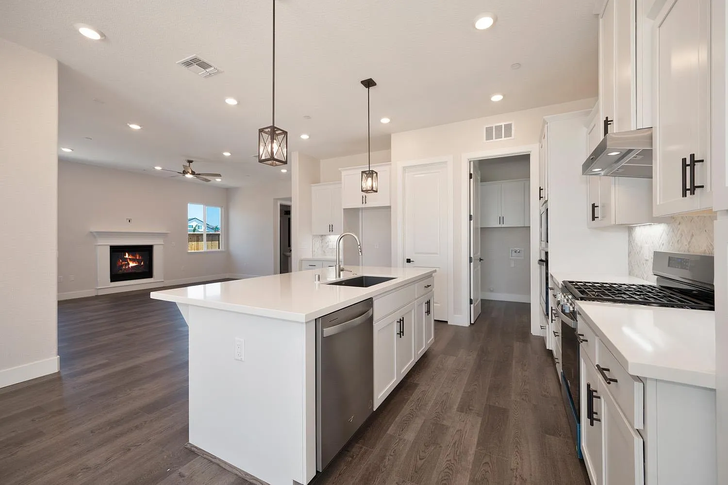 3 bed, 2510 sqft, $3,299 — Photo 3
