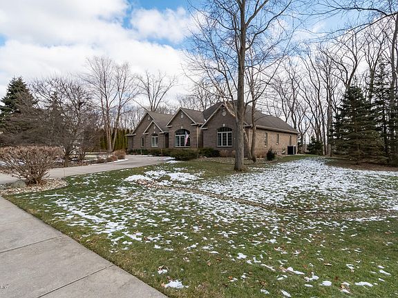5th image of 2325 Forest Hills Ln