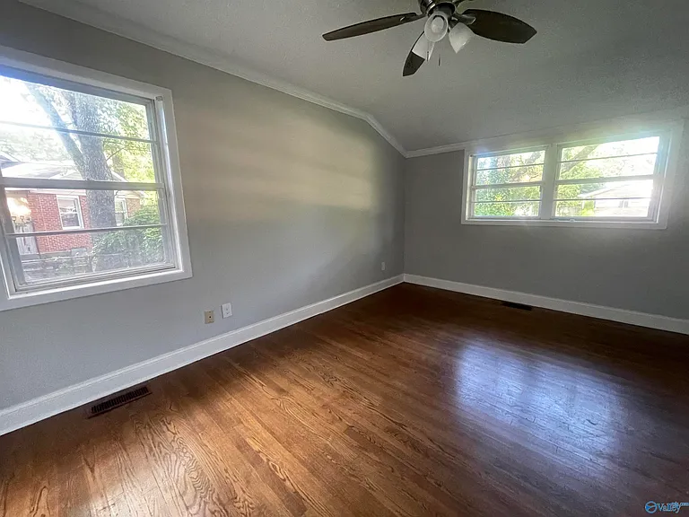 709 Marion Dr — Photo 12