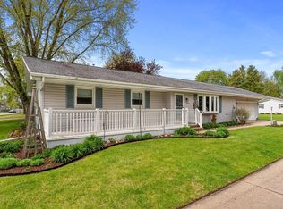 904 Glenview DRIVE, Manitowoc, WI 54220
