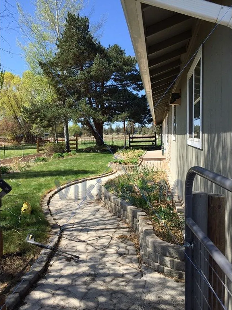 62565 Dixon Loop, Bend, OR 97701 — Photo 2