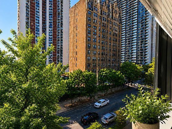 4th image of 6118 N Sheridan Rd APT 501