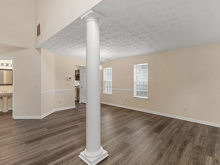 310 Sarasota Ln — Photo 4