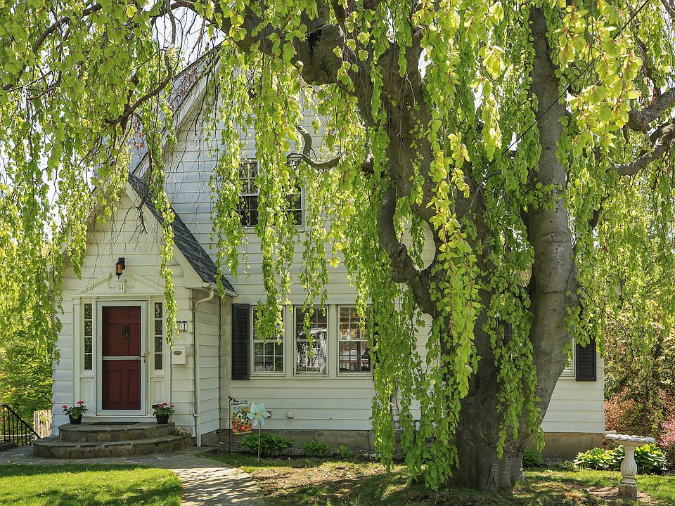 Welcome to this Charming Colonial