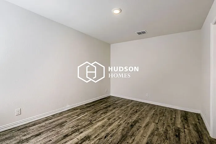 310 Brenner St — Photo 9