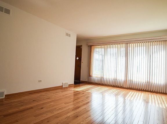 5th image of 2833 N New England Ave