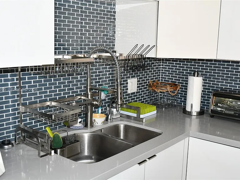 1000 E Island Blvd #303 — Photo 9