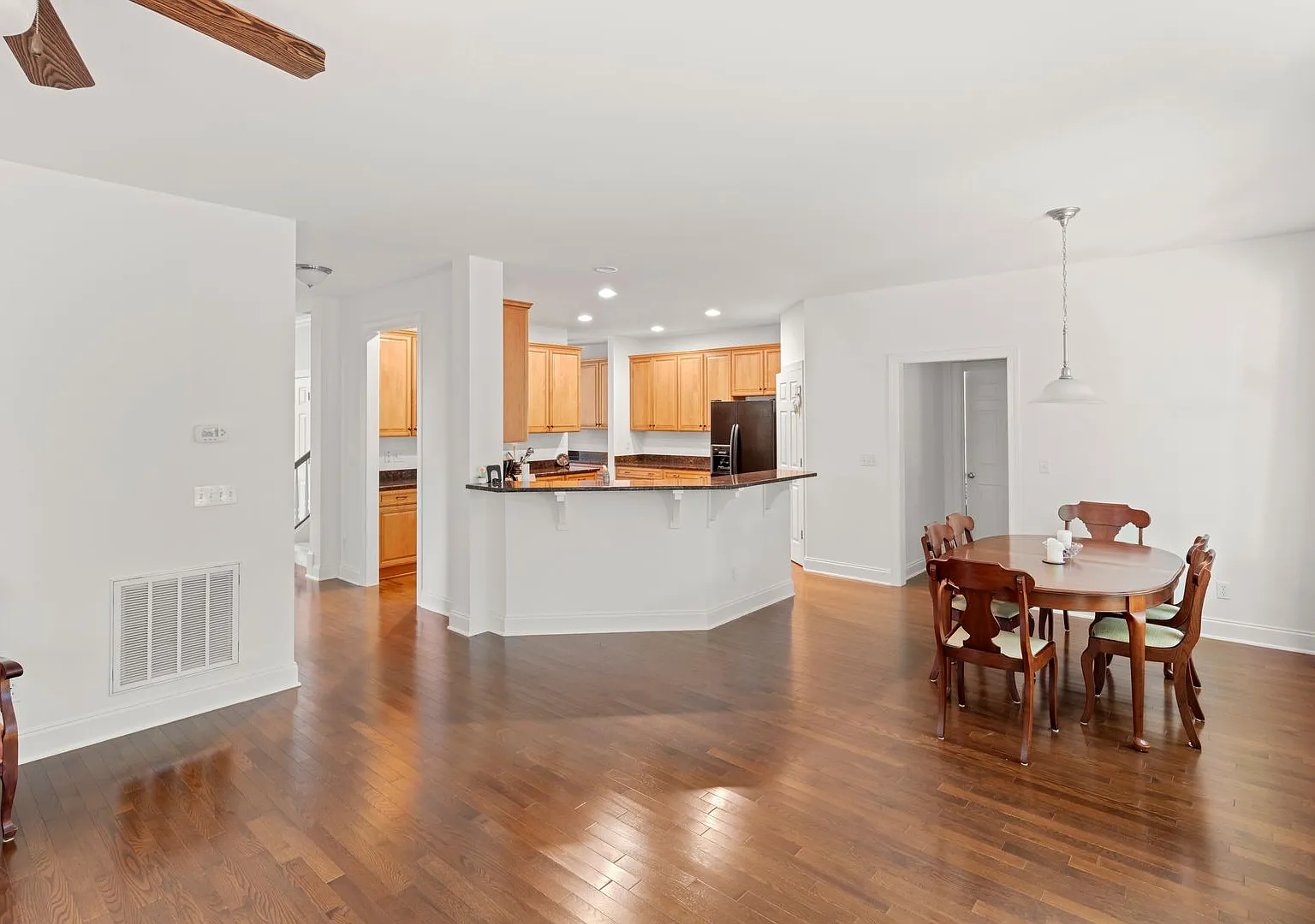Fantastic Home in the Biltmore Lake Community — Photo 4