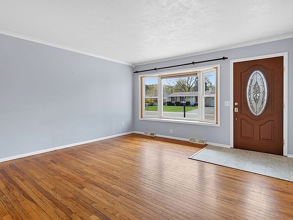 4th image of 813 Lamont Cir