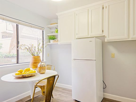 5th image of 942 Kiely Blvd Unit A