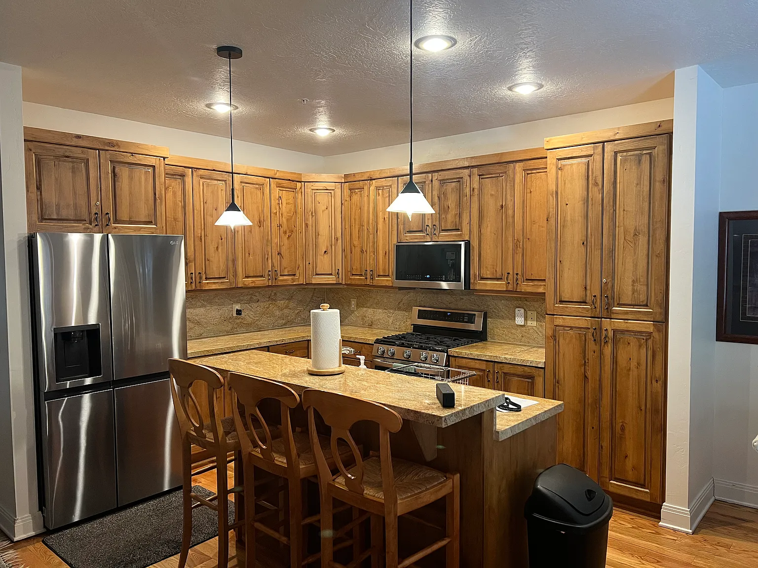 3 bed, 2.5 bath, 2298 sqft, $5,000 — Photo 2