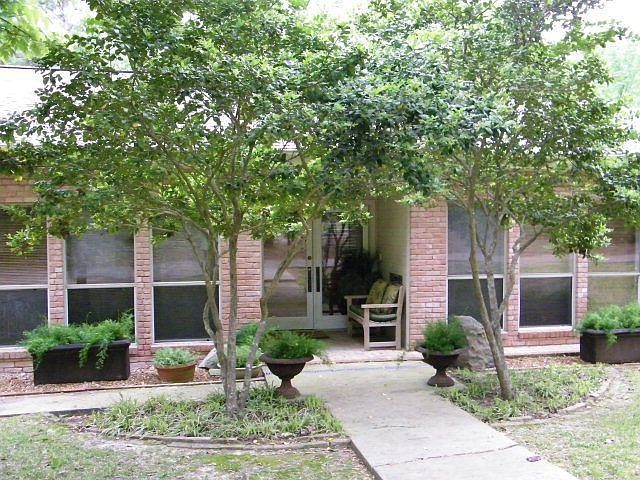 1st image of 305 Carriage Dr