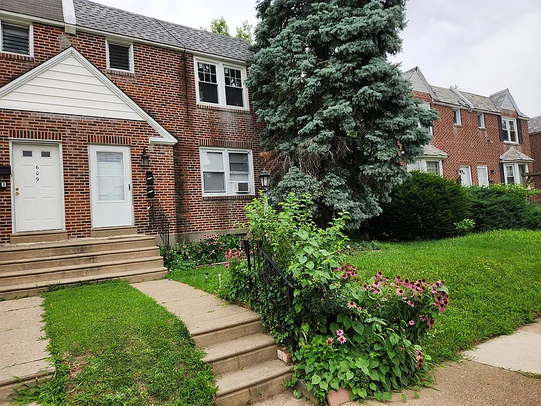 611 Glenview St #2 — Photo 1