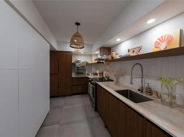 90 Edgewater Dr APT 607, Coral Gables, FL 33133