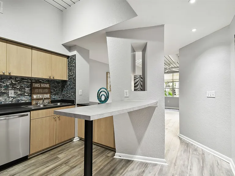 2402 W Azeele St #418 — Photo 15