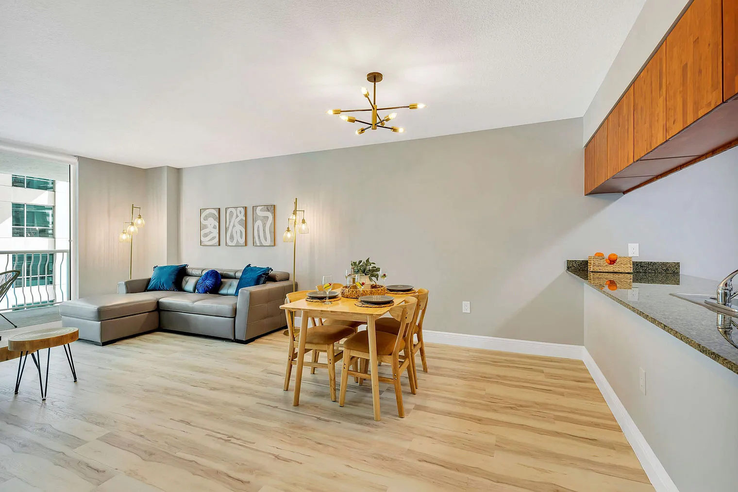 1 bed, 1.0 bath, 818 sqft, $5,327 — Photo 3