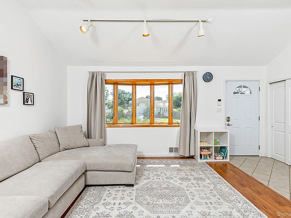 3rd image of 21 Pinetree Avenue