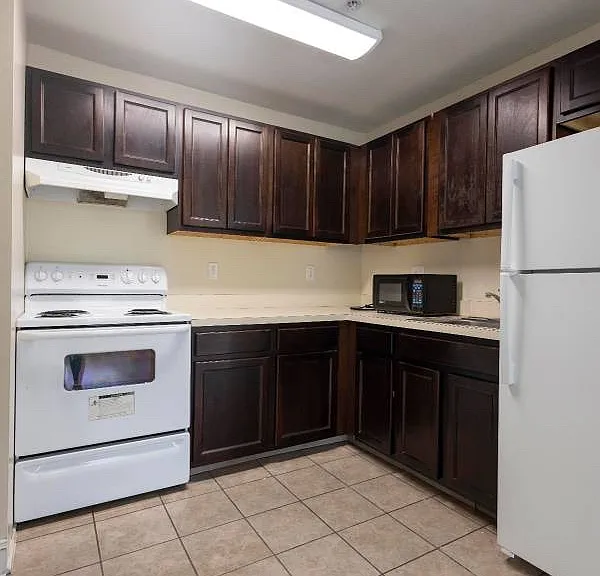 241 W Chase St #3B — Photo 3