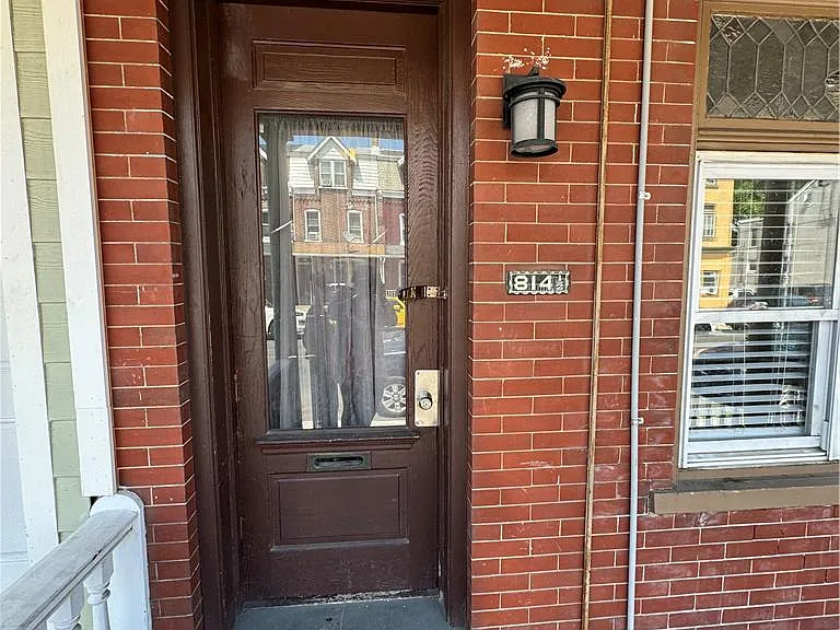814-814.5 Washington St — Photo 1