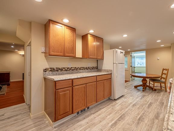 3rd image of 410 Norman Ave