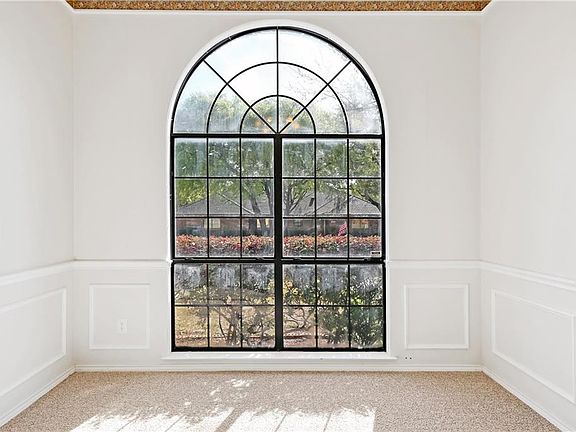 3rd image of 1067 N Woodcrest Dr
