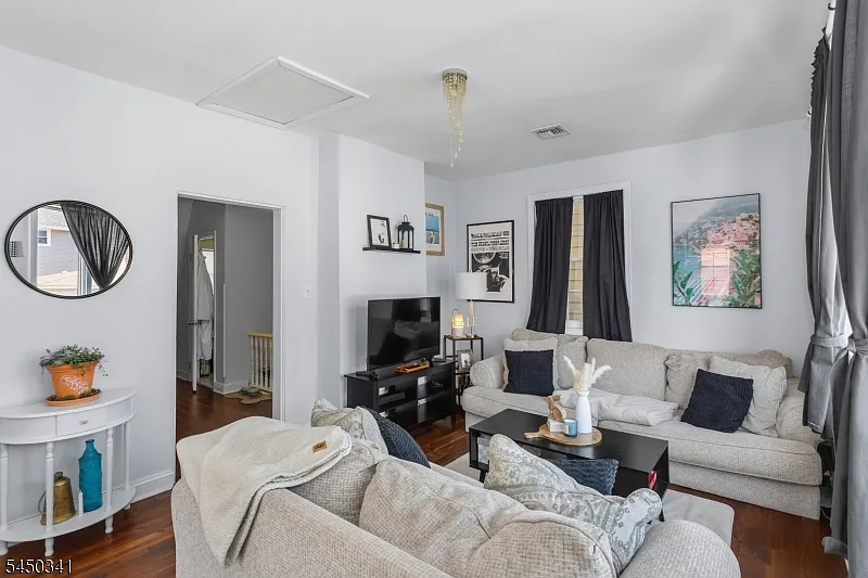 2 bed, 1.0 bath, $2,350 — Photo 2