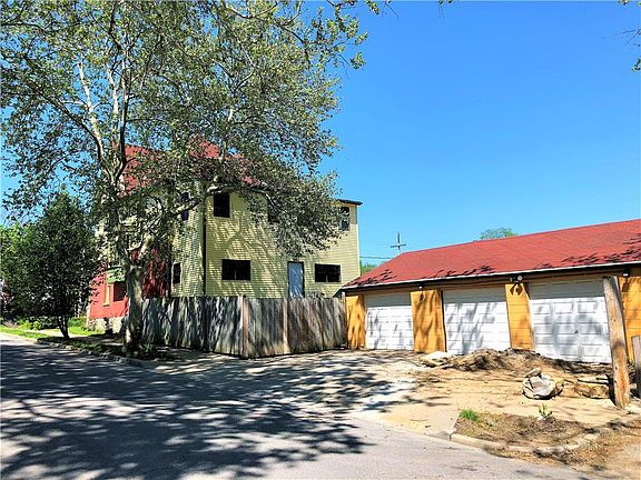 3rd image of 3001 E 9th St