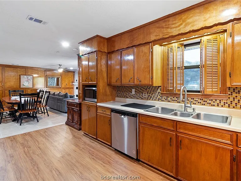 1105 Holleman Dr — Photo 11