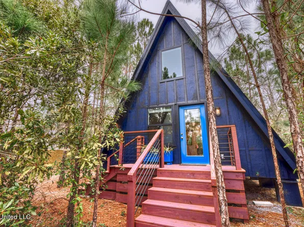 204 Venus St, Waveland, MS 39576