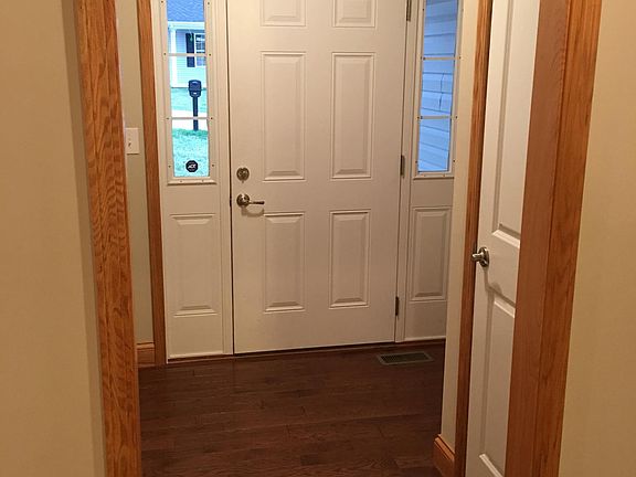 ENTRY WITH COAT CLOSET