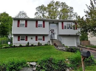 16 Saddlebrook Dr, West Warwick, RI 02893