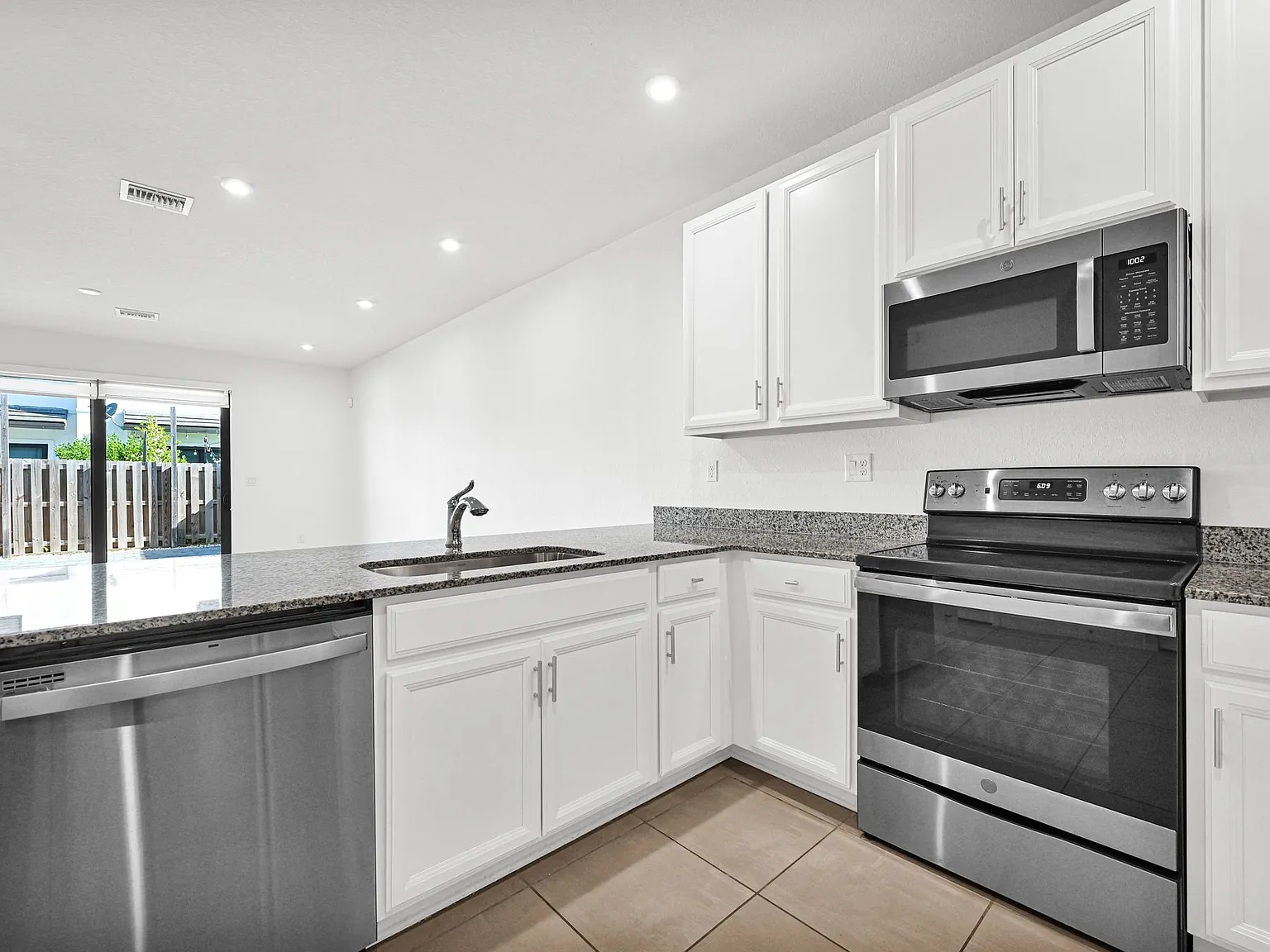 3 bed, 2.5 bath, 1530 sqft, $2,800 — Photo 2