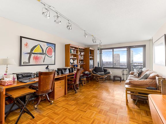 3rd image of 201 W 70th St APT 40L
