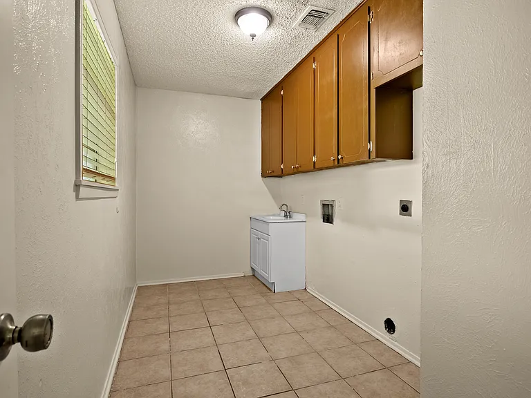 905 N Johnson Ave — Photo 4