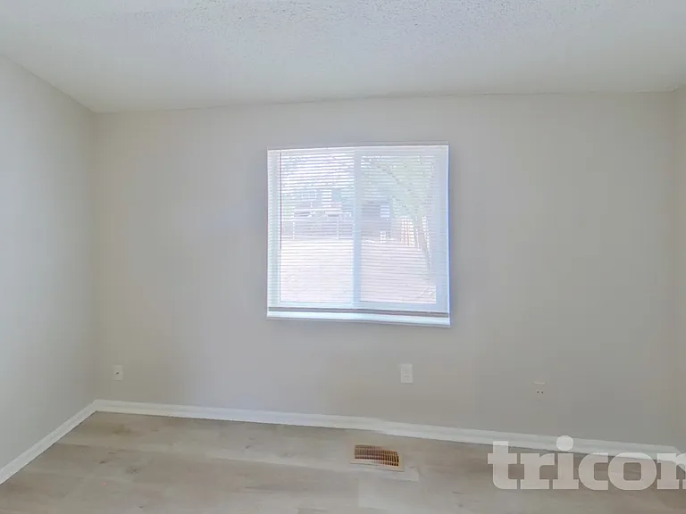 1075 Keith Dr — Photo 7