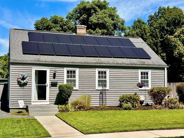 86 Alhambra Cir N, Agawam, MA 01001