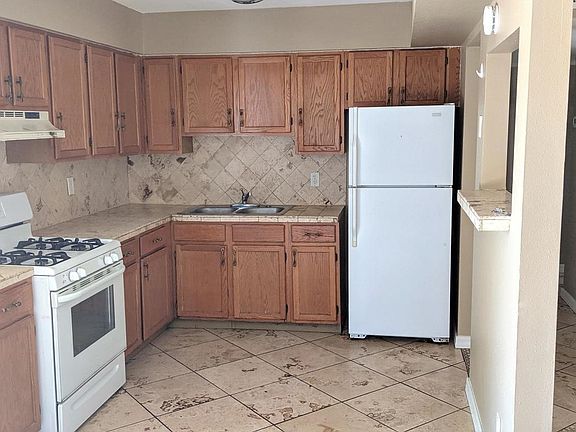 4th image of 714 E Vista Del Cerro Dr