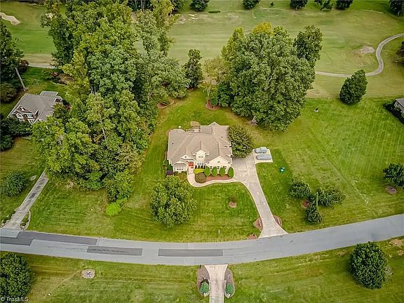 2nd image of 490 Mashie Dr