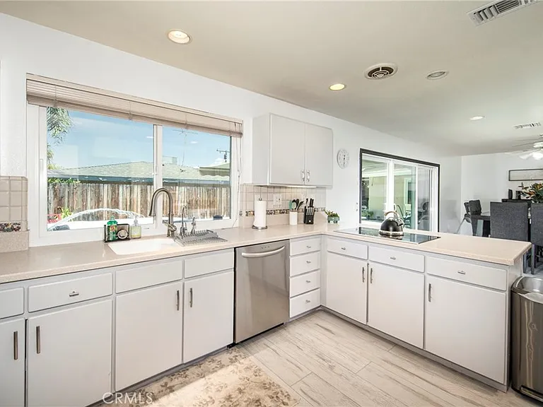 25050 Lawton Ave — Photo 8