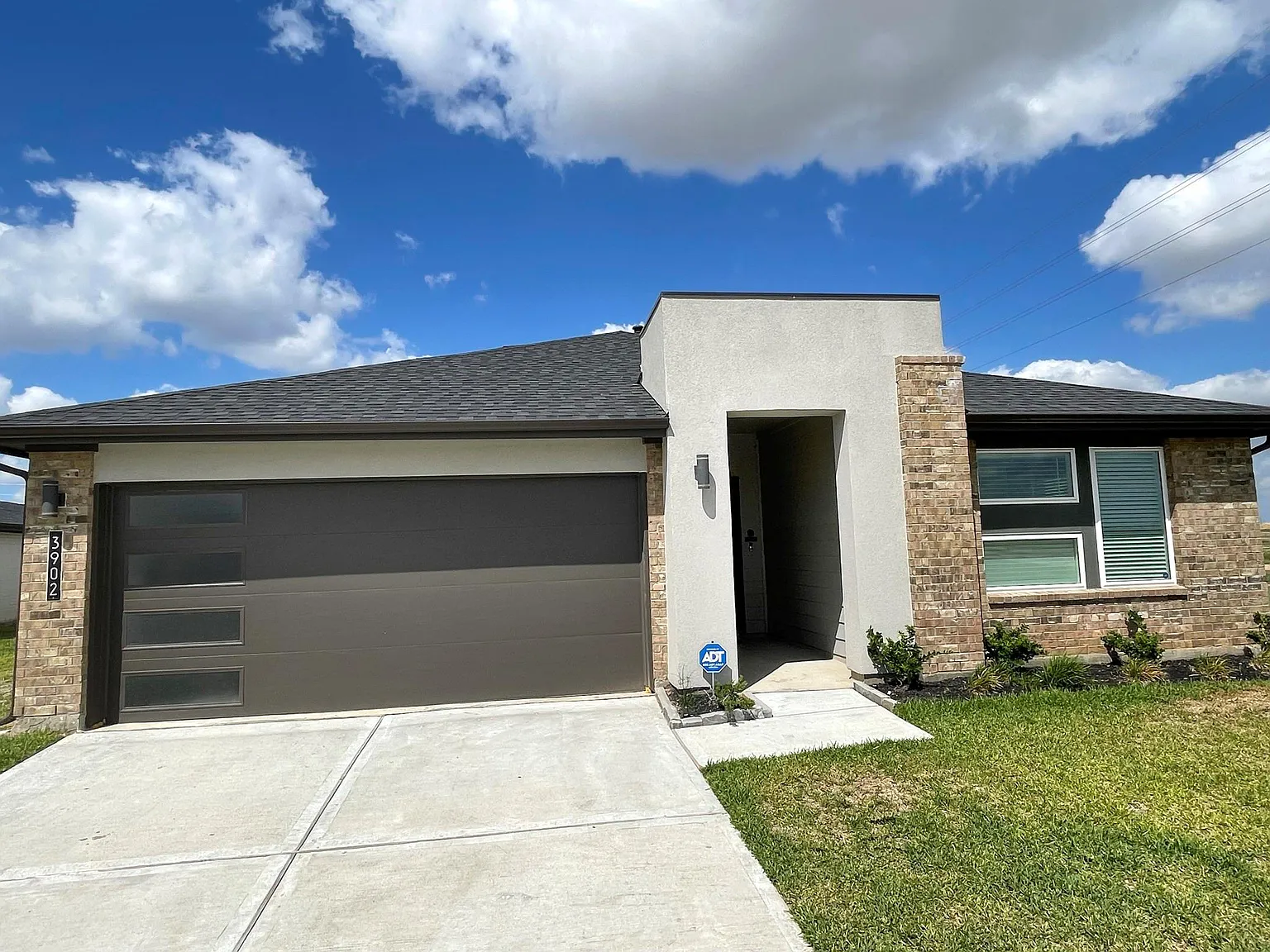 4 bed, 2.0 bath, 2082 sqft, $2,750 — Photo 2